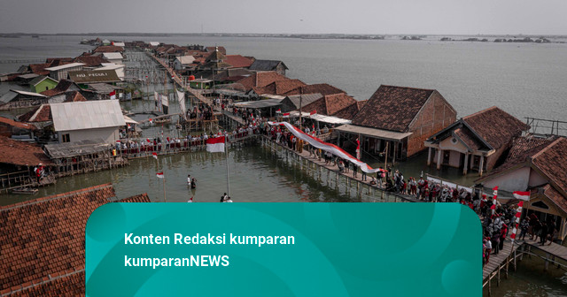 Foto: Upacara 17 Agustus di Kampung Terendam Banjir Rob
