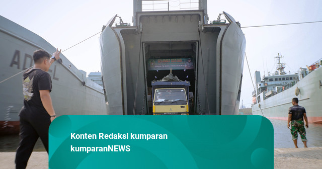 Foto: TNI Kirim Bantuan Kemanusiaan untuk Korban Gempa NTT Lewat Kapal ADRI