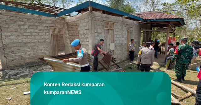 Polisi Perbaiki 2 Rumah Warga yang Rusak akibat Gempa di Manggarai Barat