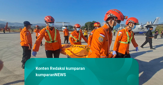 Tim SAR Evakuasi Jenazah Relawan Ahmad Zaki yang Meninggal Saat Bantu Gempa NTT