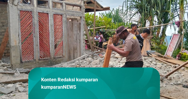 Polisi Bantu Warga Bersihkan Rumah Rusak akibat Gempa di Desa Cibal, Manggarai