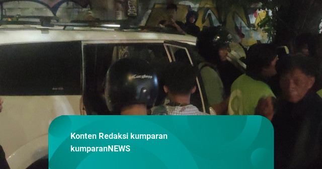 Pajero Tabrak Pohon di Depan Stasiun Poncol Semarang, Sopir Tewas