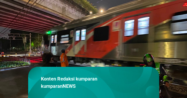 KAI Ungkap Penyebab KRL Tertemper Taksi Hijau di Stasiun Karet