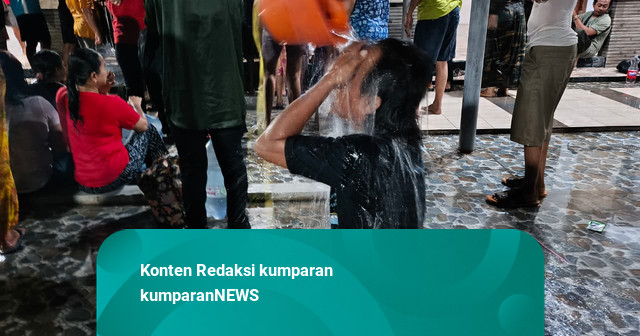 Foto: Warga Indramayu Ikuti Mandi 'Grujug' di Malam Maulid Nabi