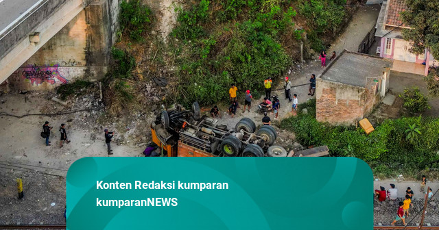Foto: Sebuah Truk Jatuh dari KM 72 Tol Tangerang–Merak