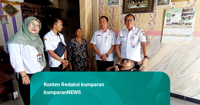 Dinsos Kudus Berikan Kursi Roda untuk Tunanetra Lumpuh di Kudus