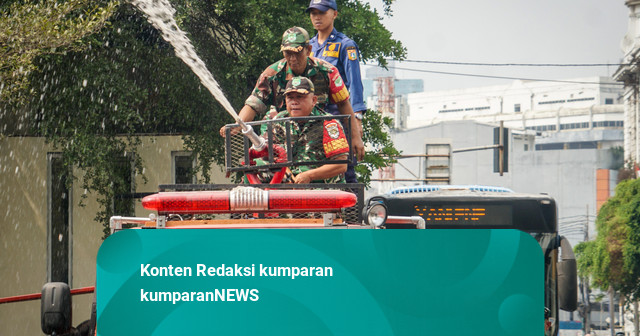Foto: Siapkan Respons Cepat, Babinsa Tambora Berlatih Hadapi Kebakaran