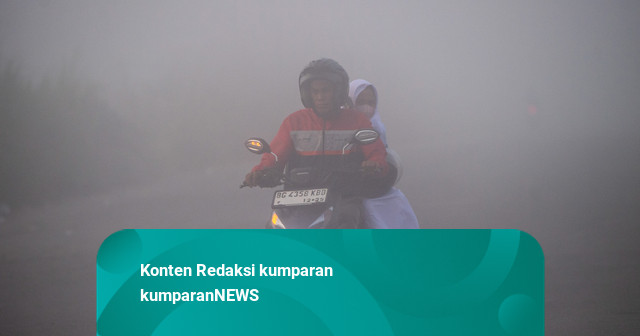 Foto: Lebih dari Seminggu Warga Tercekik Asap Karhutla di Jalur Palembang