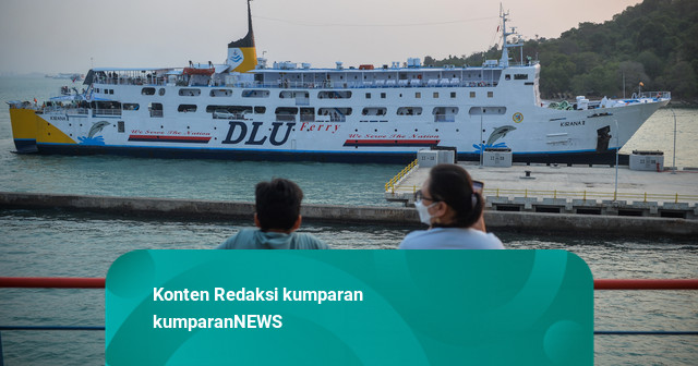 Foto: Pelabuhan Merak-Bakauheni Beroperasi Normal di Tengah Paparan Abu Vulkanik