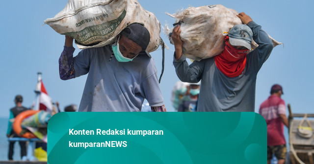Foto: Aktivitas Warga Lampung di Tengah Paparan Abu Vulkanik