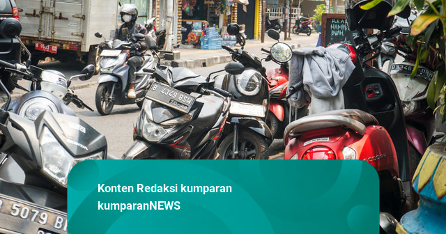 Foto: Parkir Serampangan di Trotoar Palmerah