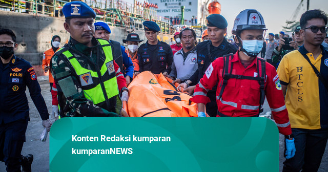 Foto: Bahu Membahu Selamatkan Penumpang Kapal Virgo