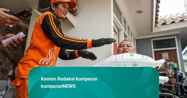 Foto: Jatah Beras Warga Kurang Mampu Diperpanjang hingga Akhir Tahun