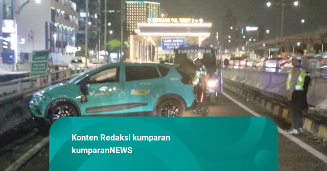 Sopir Diduga Mengantuk, Taksi Hijau Terguling di Gerbang Tol Tebet 2
