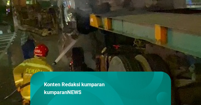 Pemotor di Jakut Terobos Lampu Merah: Ditabrak Truk lalu Motornya Terbakar