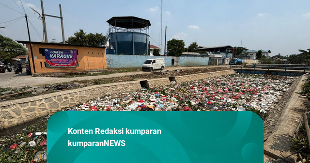 Penampakan Kali di Babelan Tertutup Sampah, Warga Kerja Bakti 5 Kali Seminggu
