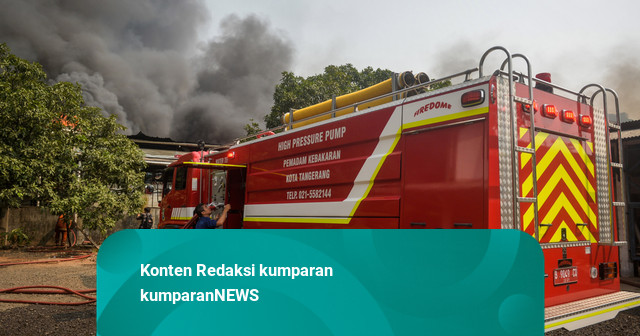 Foto: Berjibaku Padamkan Kebakaran Pabrik di Tangerang