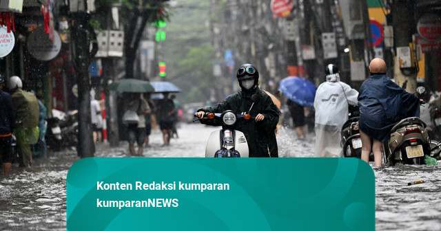 Foto: Diguyur Hujan Semalaman, Ibu Kota Vietnam Direndam Banjir