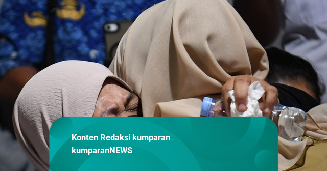Foto: Tangis Keluarga Usai Pencarian Jurnalis dan ABK yang Hilang Dihentikan