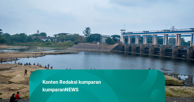 Foto: Cisadane Kian Surut, Warga Tetap Memancing di Tengah Kemarau