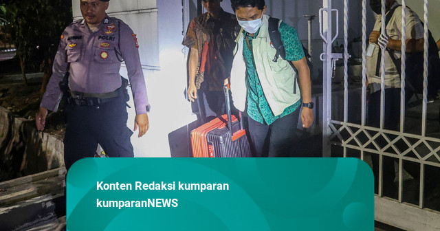 Foto: KPK Geledah Rumah Dirjen PPTR BPN Lampri di Bekasi, Bawa 4 Koper