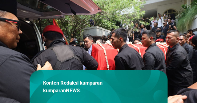 Jenazah Guruh Seorkarnoputra Dibawa ke TPU Karet Bivak