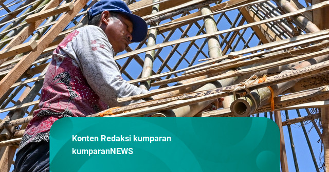 Foto: Warga Desa Adat Sade Bangun Kembali Rumah Pascakebakaran
