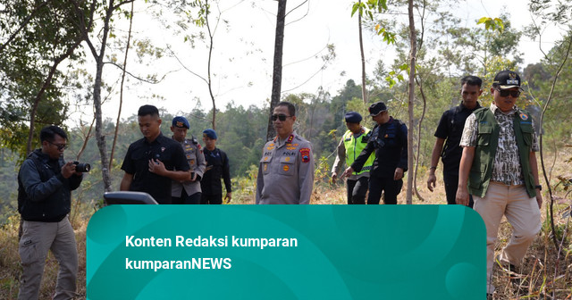 Gunung Lawu wildfire spreads toward hiking routes