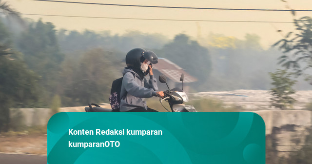 Kiat Aman Naik Motor Kala Jarak Pandang Terbatas Akibat Kabut Asap