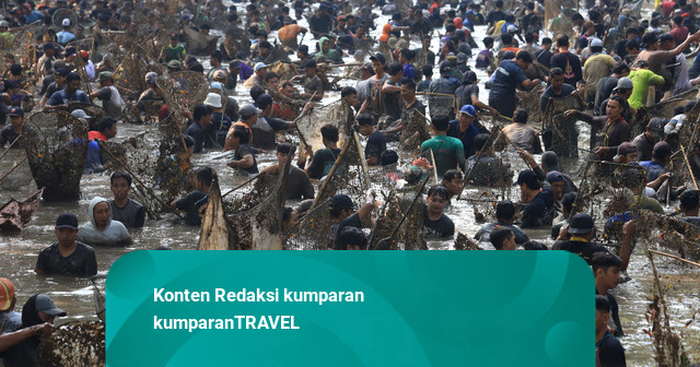 Foto: Warga Kediri Syukuri Aliran Air Lewat Tradisi Grobyak Ikan