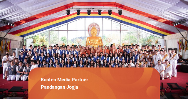 Rayakan Asalha Mahapuja Lebih Awal, 12 Ribu Umat Buddha Padati Borobudur