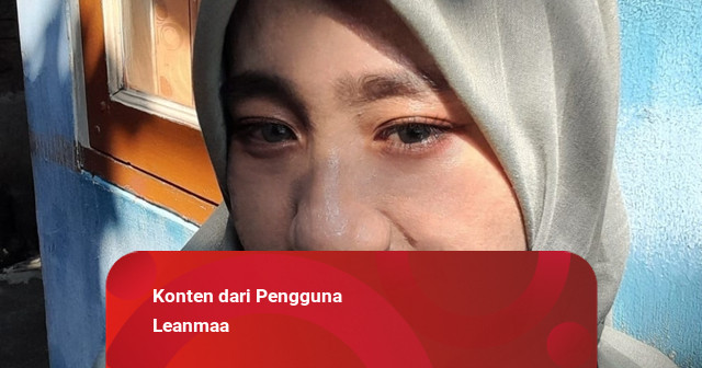 Wanita Bergaun Merah