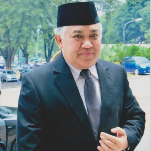 Ayol kuchli orgazmga ega edi. Italiyalik ona porno