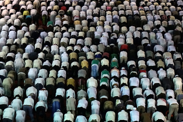 Umat Islam melaksanakan Salat di Masjid Istiqlal. (Foto: Aditia Noviansyah)