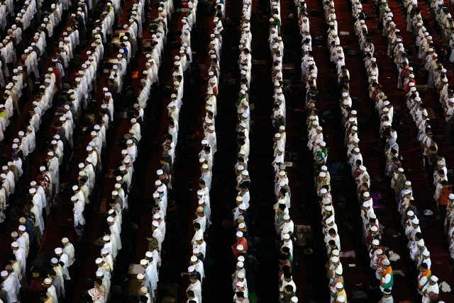 Peserta Demo Bela Islam 2/12 melaksanakan ibadah Salat Subuh berjamaah di Masjid Istiqlal, Jakarta. Mereka menuntut agar Gubernur non aktif Basuki T Purnama (Ahok) ditahan setelah ditetapkan menjadi tersangka di kasus penistaan agama. (Foto: Aditia Noviansyah)