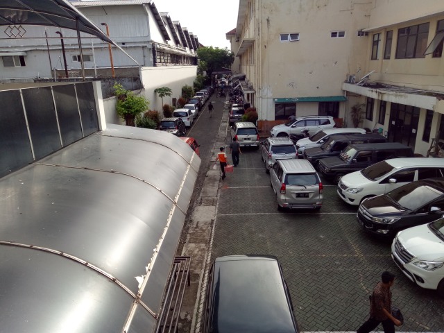 Lahan parkir kendaraan di Gedung Pengadilan Negeri Jakarta Pusat (Foto: Akbar Ramadhan)