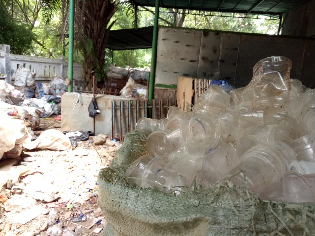 Sampah plastik dipisahkan dari sampah rumah tangga sebelum nantinya diolah dan di daur ulang (Foto: Aprilandika Hendra Pratama)