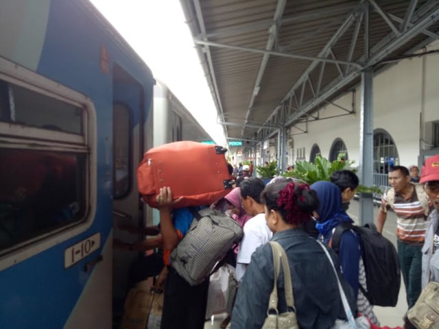 Memiliki gerbong ber-AC yang nyaman serta waktu tempuh yang relatif cepat, kereta api menjadi salah satu transportasi umum favorit warga. (Foto: Viry Alifiyadi)