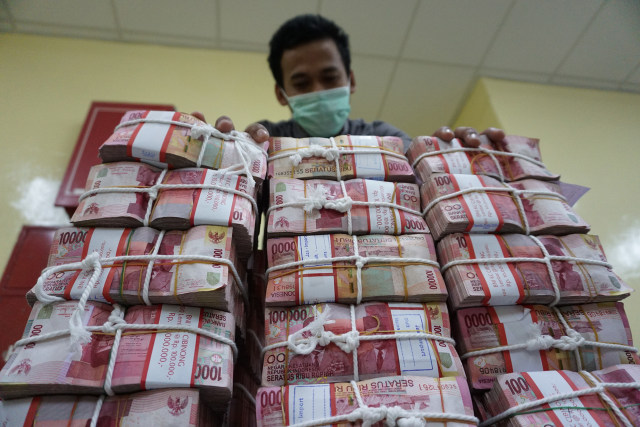 Petugas sedang menata uang di Bank Indonesia (Foto: Aditya Noviansyah)