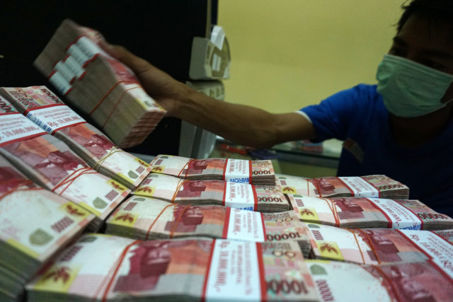 Petugas sedang menata uang di Bank Indonesia (Foto: Aditya Noviansyah)