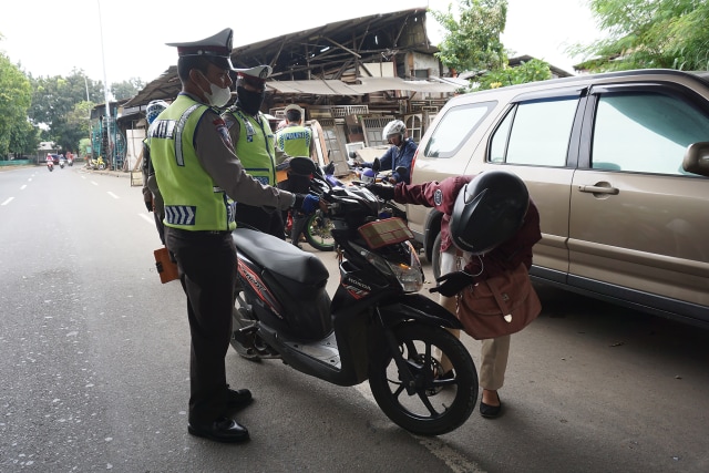 Polisi tengah melakukan razia rutin untuk menertibkan pengendara sepeda motor di Jakarta. Sebagian besar dari mereka ditilang karena melanggar peraturan lalu lintas. (Foto: Aditia Noviansyah)