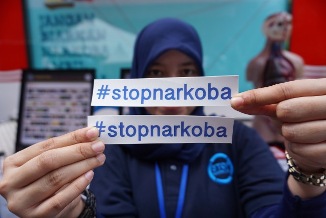 Seorang perempuan menunjukan pesan stop narkoba di acara pemusnahan barang bukti narkoba oleh BNN (Foto: Aditia Noviansyah)