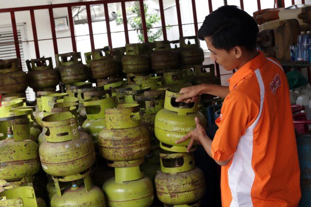 Penjual gas elpiji 3kg sedang menyusun tumpukan tabung gas. Gas ini dikhsuskan untuk masyarakat miskin (Foto: Fanny Kusumawardhani)