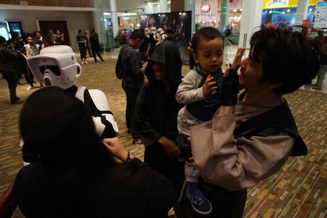 Ayah dan anak menonton penayangan perdana film "Rogue One: A Star Wars Story" (Foto: Aditia Noviansyah)