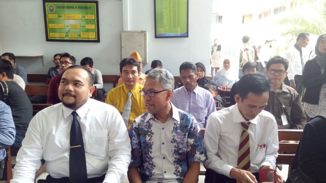 Buni Yani (tengah) bersama dua pengacaranya sedang menunggu jadwal sidang praperadilan di Pengadilan Negeri Jakarta Selatan (Foto: Marcia Audita)