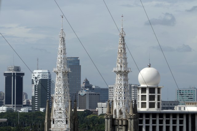 Bangunan Gereja Katedral dan Masjid Istiqlal. Foto: Fanny Kusumawardhani/Kumparan