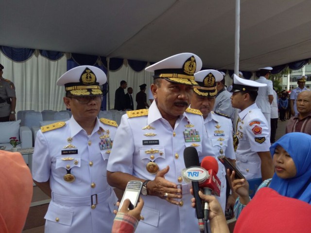 Kepala Badan Keamananan laut (Bakamla) RI, Arie Soedewo saat dimintai tanggapannya terkait dugaan aliran dana kasus pengadaan barang di Bakamla, Kamis (15/12) (Foto: Wahyuni Sahara)