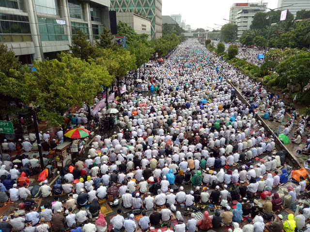 Salat Jumat berjamaah pada Aksi Damai 212 (Foto: Aditia Noviansyah/kumparan)