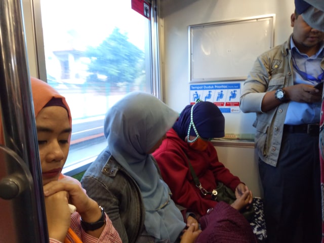 Kaum Hawa menempati kursi prioritas di KRL (Foto: Aprilandika Hendra Pratama)