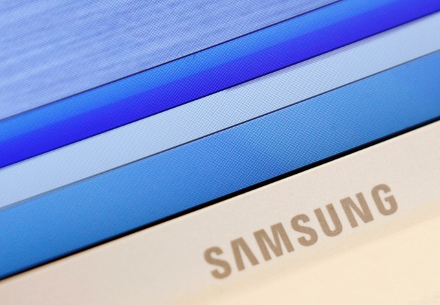 Logo Samsung di salah satu produk laptopnya yang dipajang di Seoul Foto: Reuters